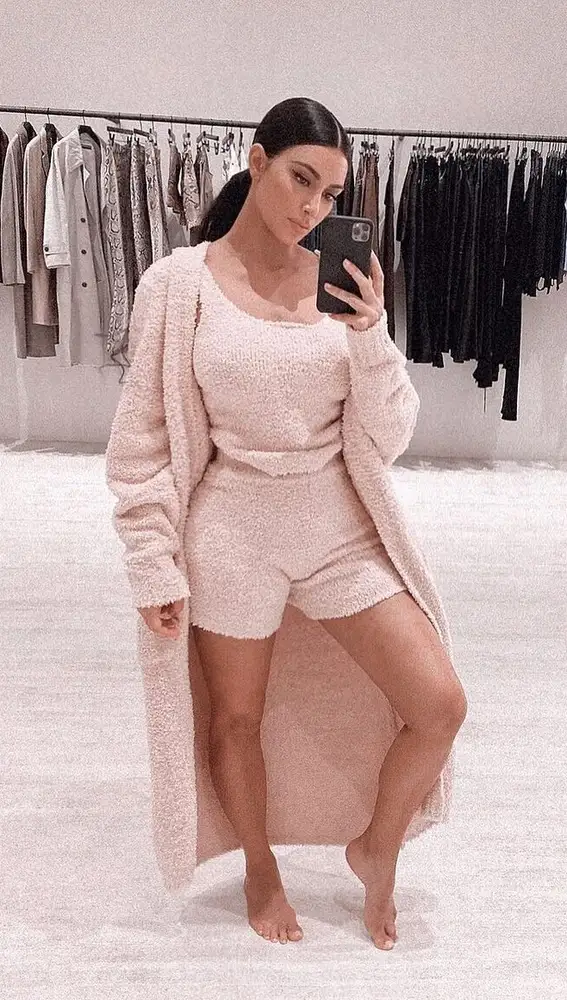 Kim Kardashian con pijama 'cozzy' de su firma.