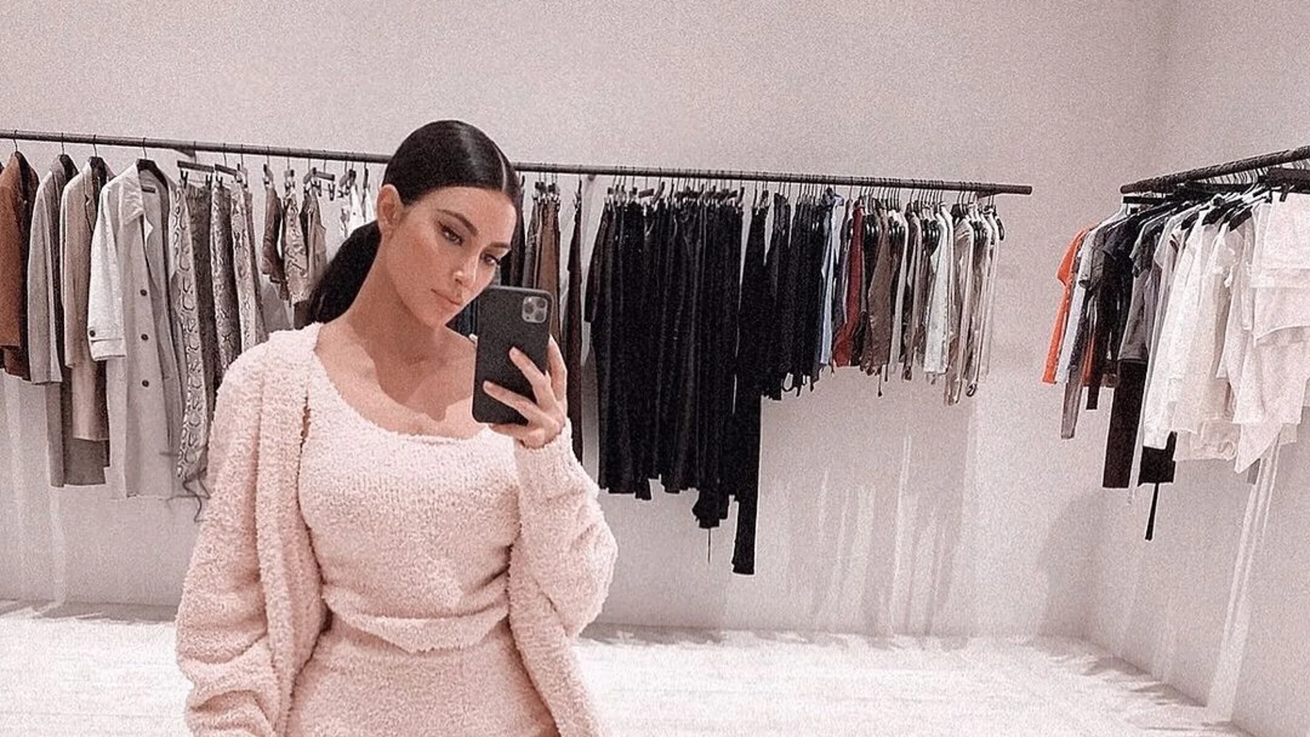 Kim Kardashian con pijama 'cozzy' de su firma.