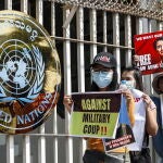 Manifestantes protestan contra el golpe militar en la oficina de la ONU en Birmania