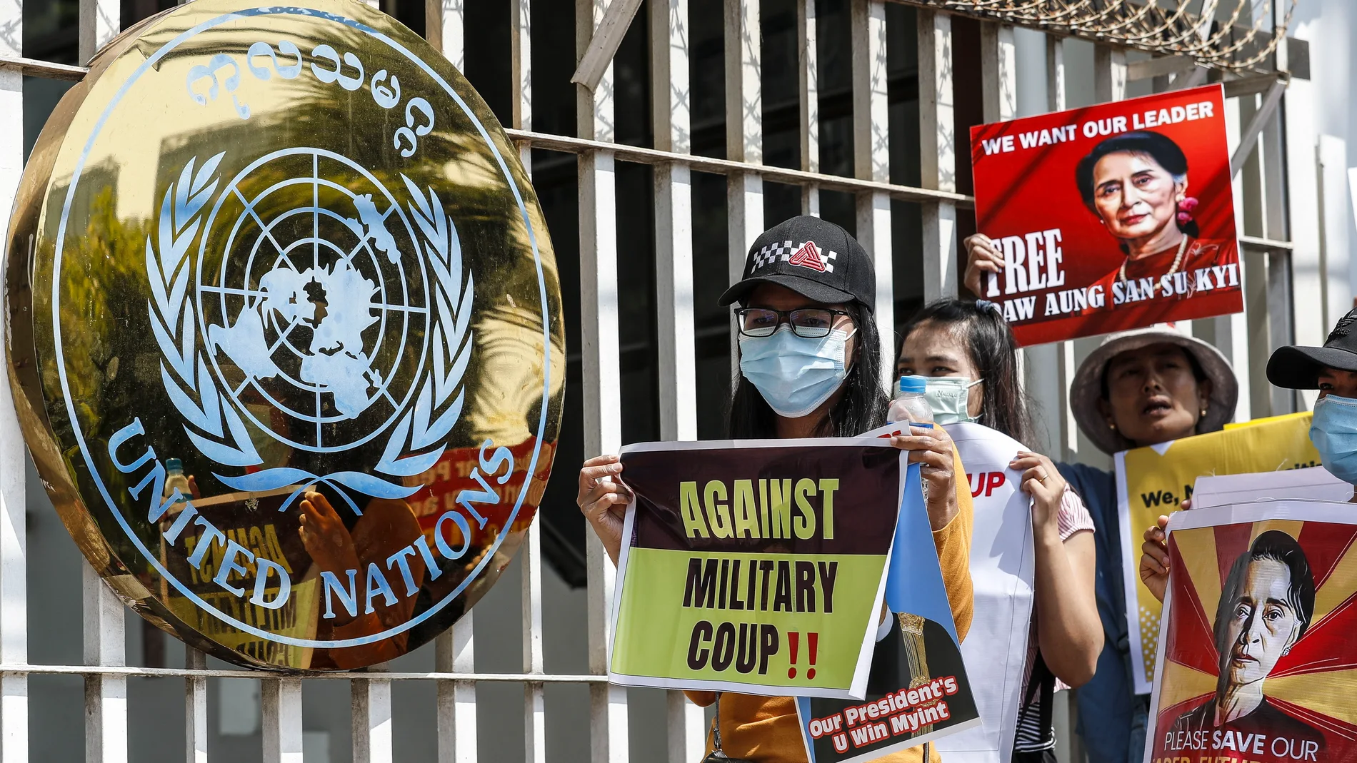 Manifestantes protestan contra el golpe militar en la oficina de la ONU en Birmania
