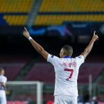 Mbappé celebra uno de sus tres goles en el Camp Nou