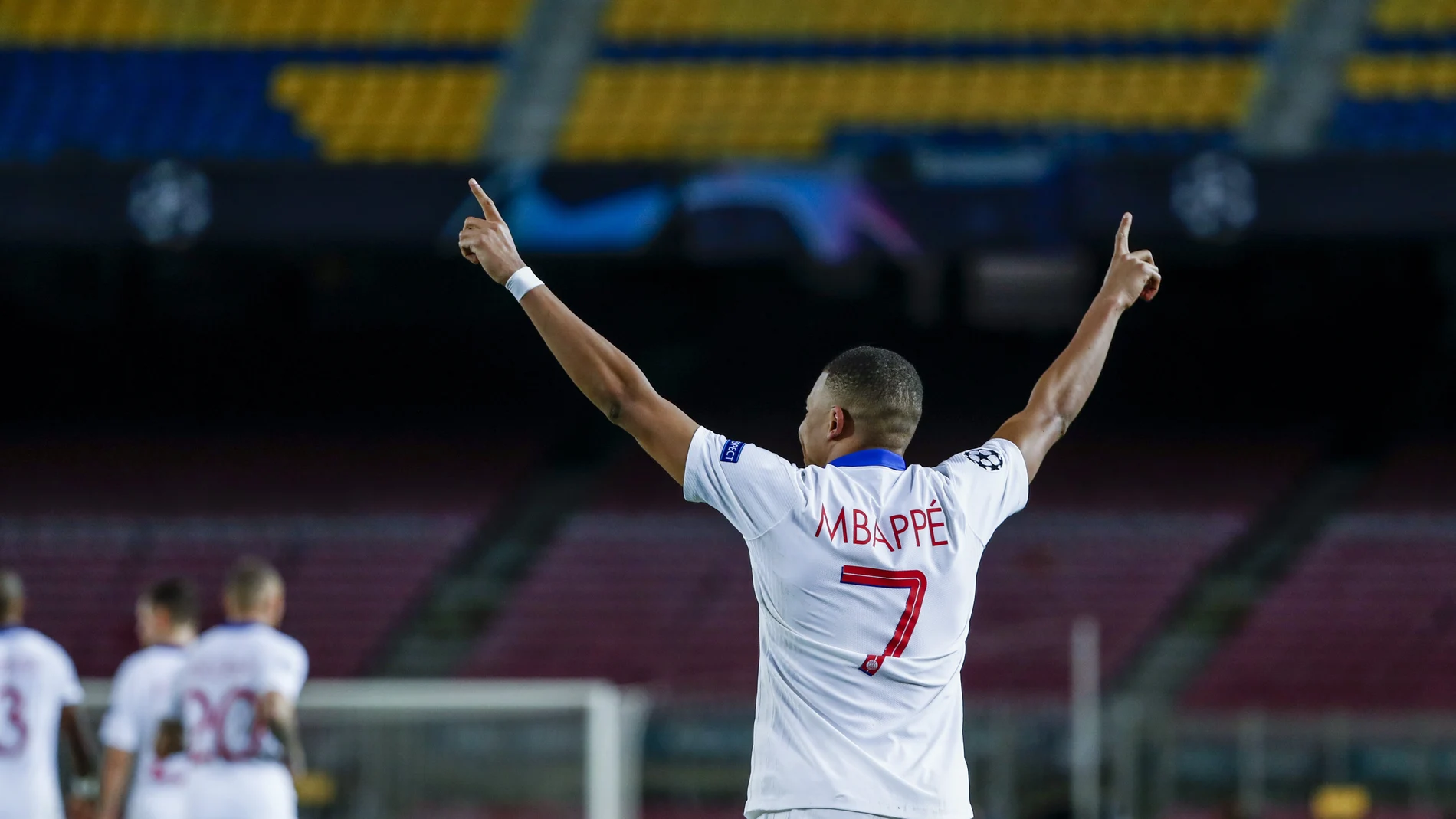 Mbappé celebra uno de sus tres goles en el Camp Nou