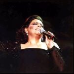 La cantante María del Monte, durante un concierto