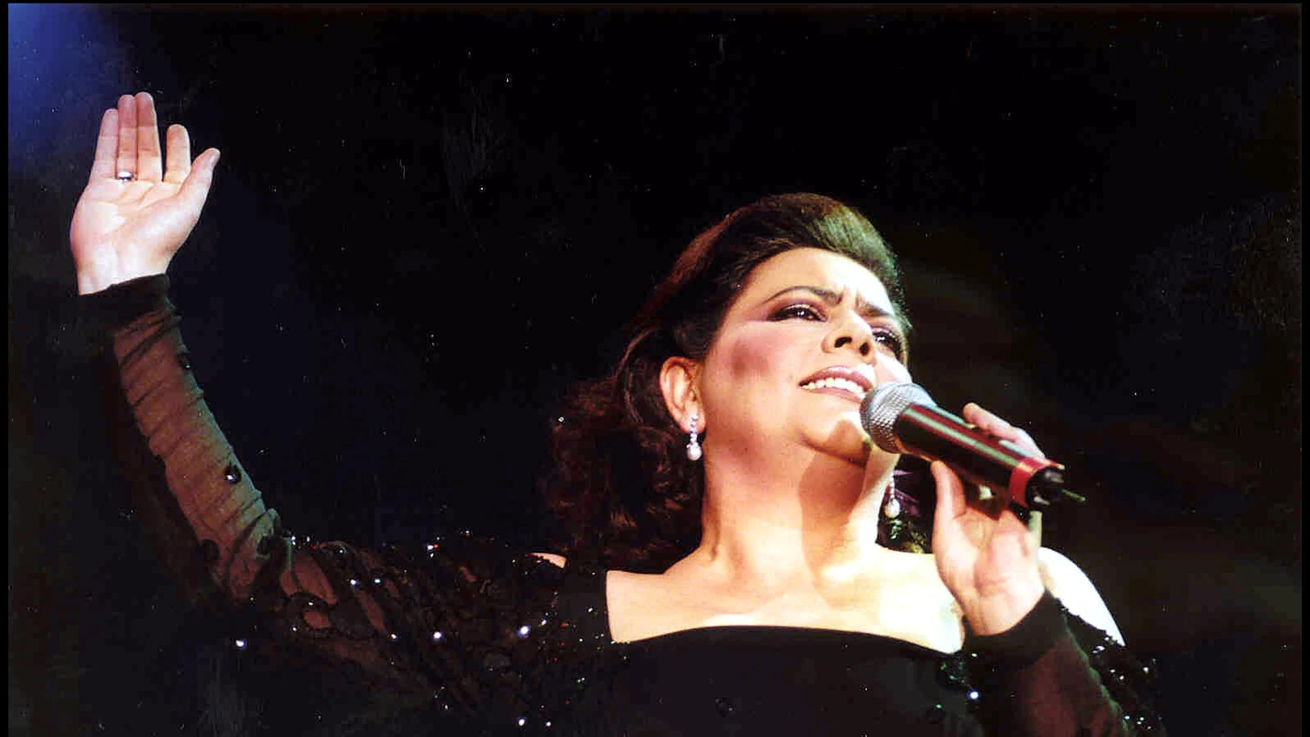 La cantante María del Monte, durante un concierto