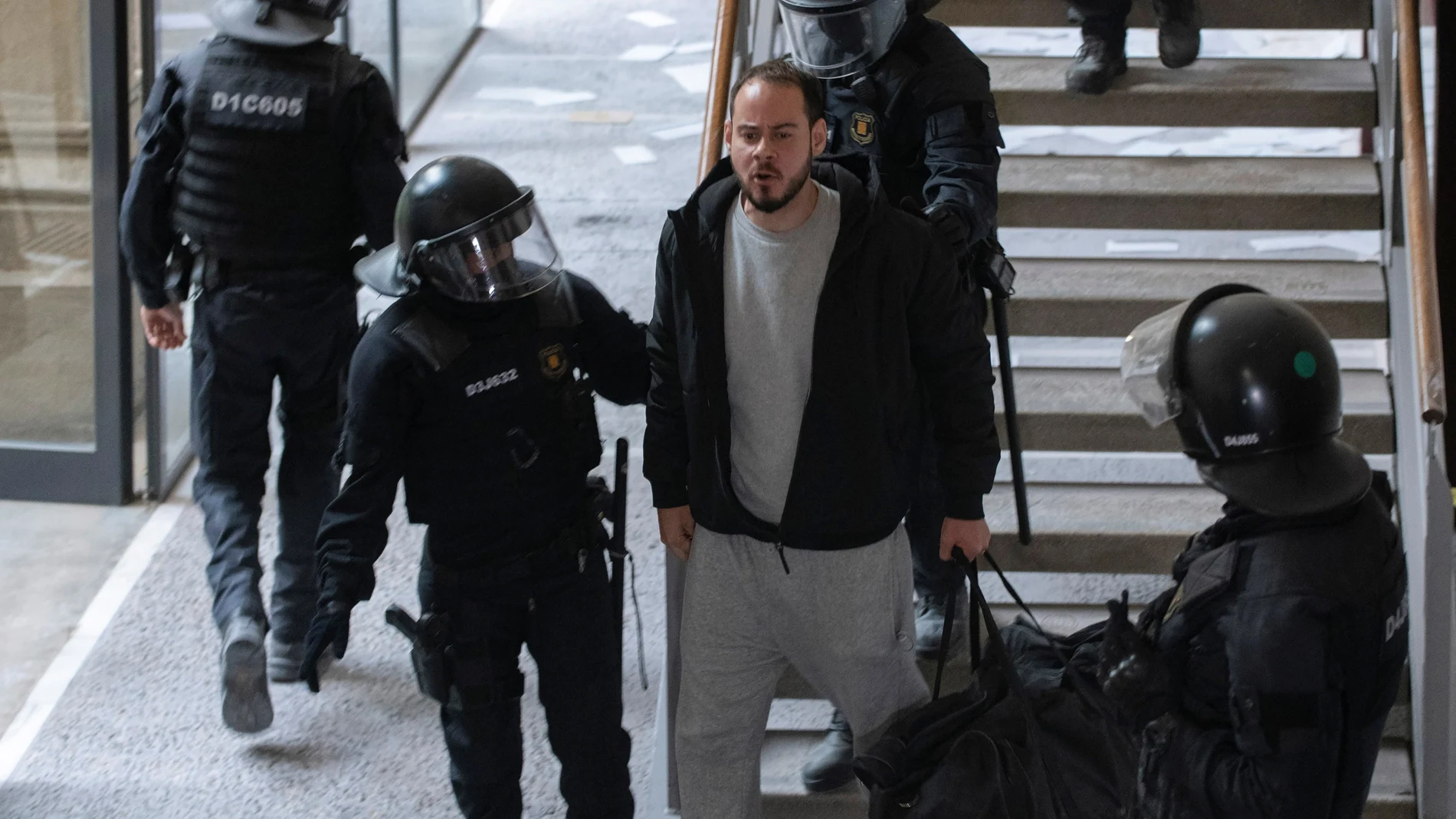 El rapero detenido Pablo Hasél, es conducido a prisión por los Mossos