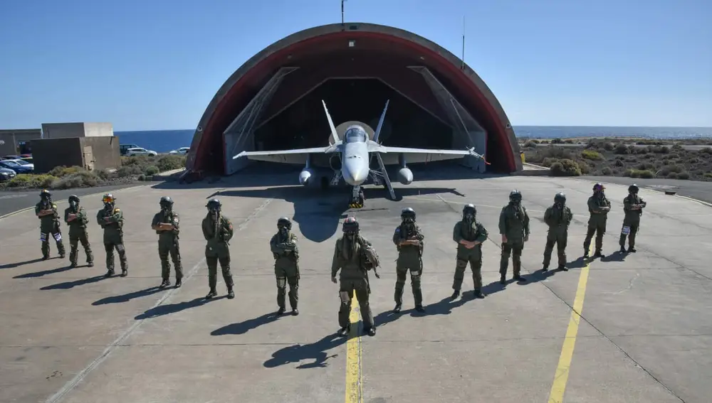 Pilotos del Ala 46 de Gando junto con un F-18