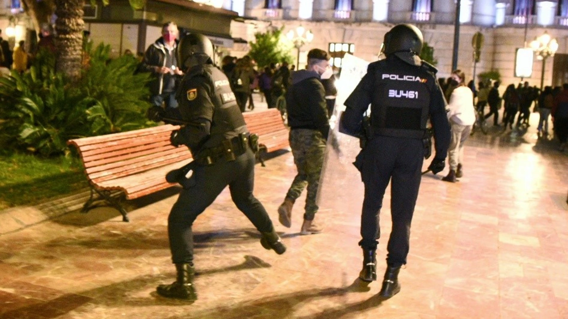 Dos agentes de la Policía Nacional durante una concentración en rechazo al encarcelamiento de Pablo Hasel, en ValenciaJorge Gil / Europa Press16/02/2021