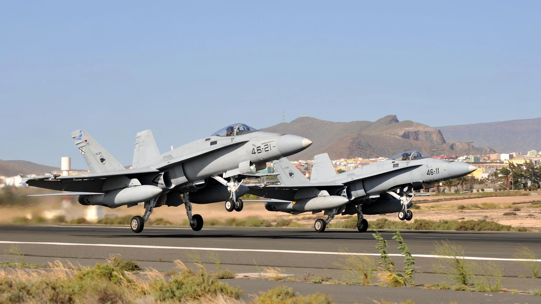 Dos F-18 despegan de la base aérea de Gando.