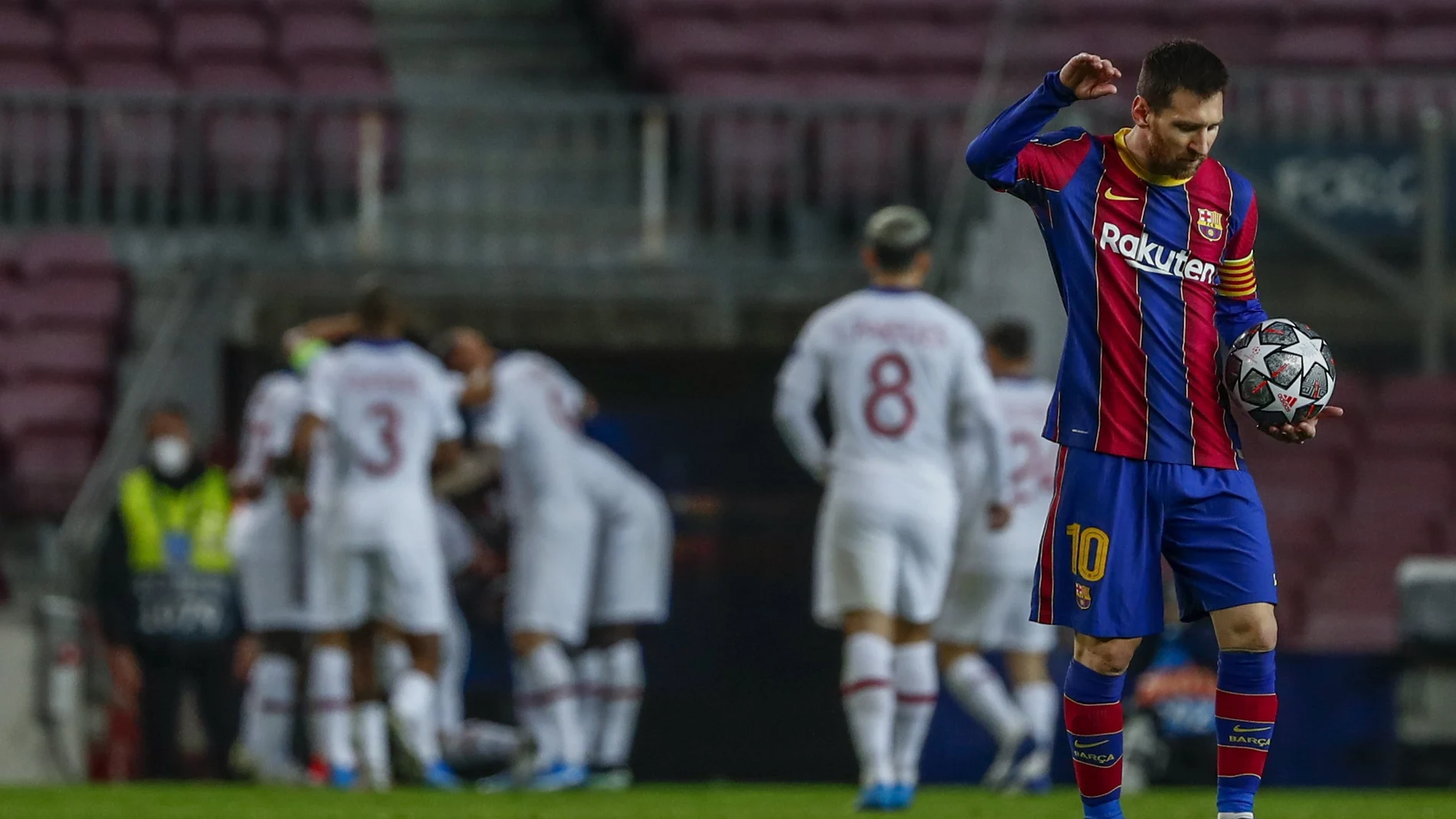 Leo Messi muestra su enfado después de un gol del PSG.