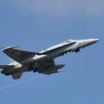 Vuelo de un caza de combate F-18 del Ala 46