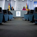 La vicepresidenta primera del Gobierno, Carmen Calvo, y la ministra portavoz, María Jesús Montero, comparecen ante la prensa al término del Consejo de Ministros