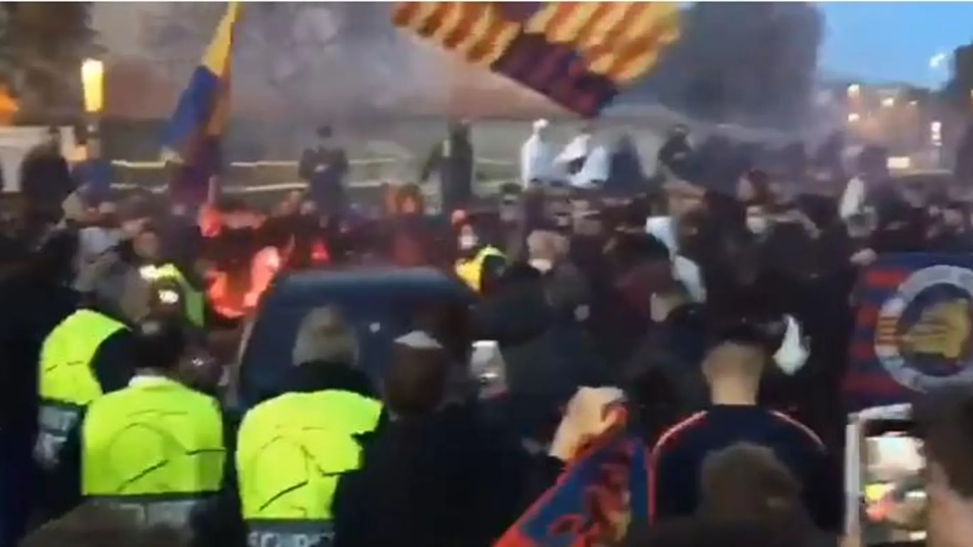 Llegada de Ronald Koeman al estadio antes del partido contra el PSG