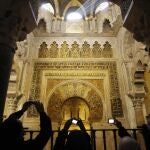 Imagen de archivo de unos turistas fotografiando la Mezquita de Córdoba