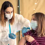 Inicio de la vacunación a estudiantes sanitarios, médicos y odontólogos con dosis de AstraZéneca en el Palacio de Exposiciones y Congresos de León