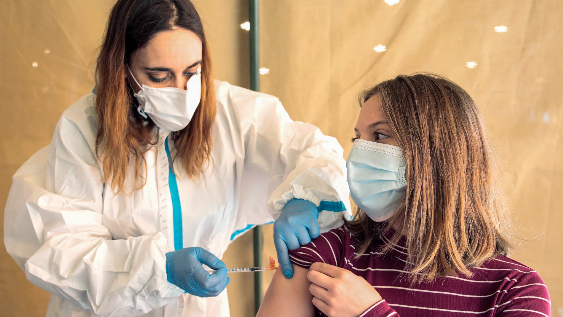 Inicio de la vacunación a estudiantes sanitarios, médicos y odontólogos con dosis de AstraZéneca en el Palacio de Exposiciones y Congresos de León