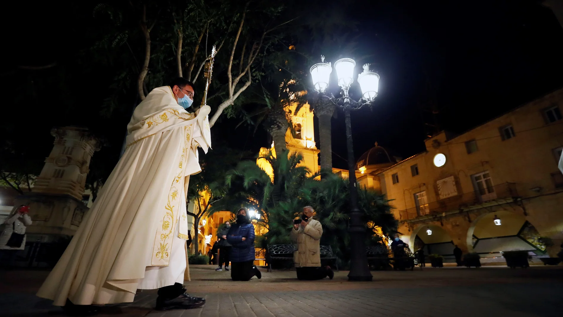 El párroco de Novelda junto a dos monaguillos salen de procesión cumpliendo la tradición centenaria de la bula papal concebida tras una plaga a cambio de no dejar de salir ni un solo año, habiéndolo hecho incluso en tiempo de guerra y este año de pandemia