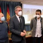 El delegado del Gobierno en Castilla y León, Javier Izquierdo, junto a los líderes sindicales Faustino Temprano (UGT) y Vicente Andrés (CCOO)