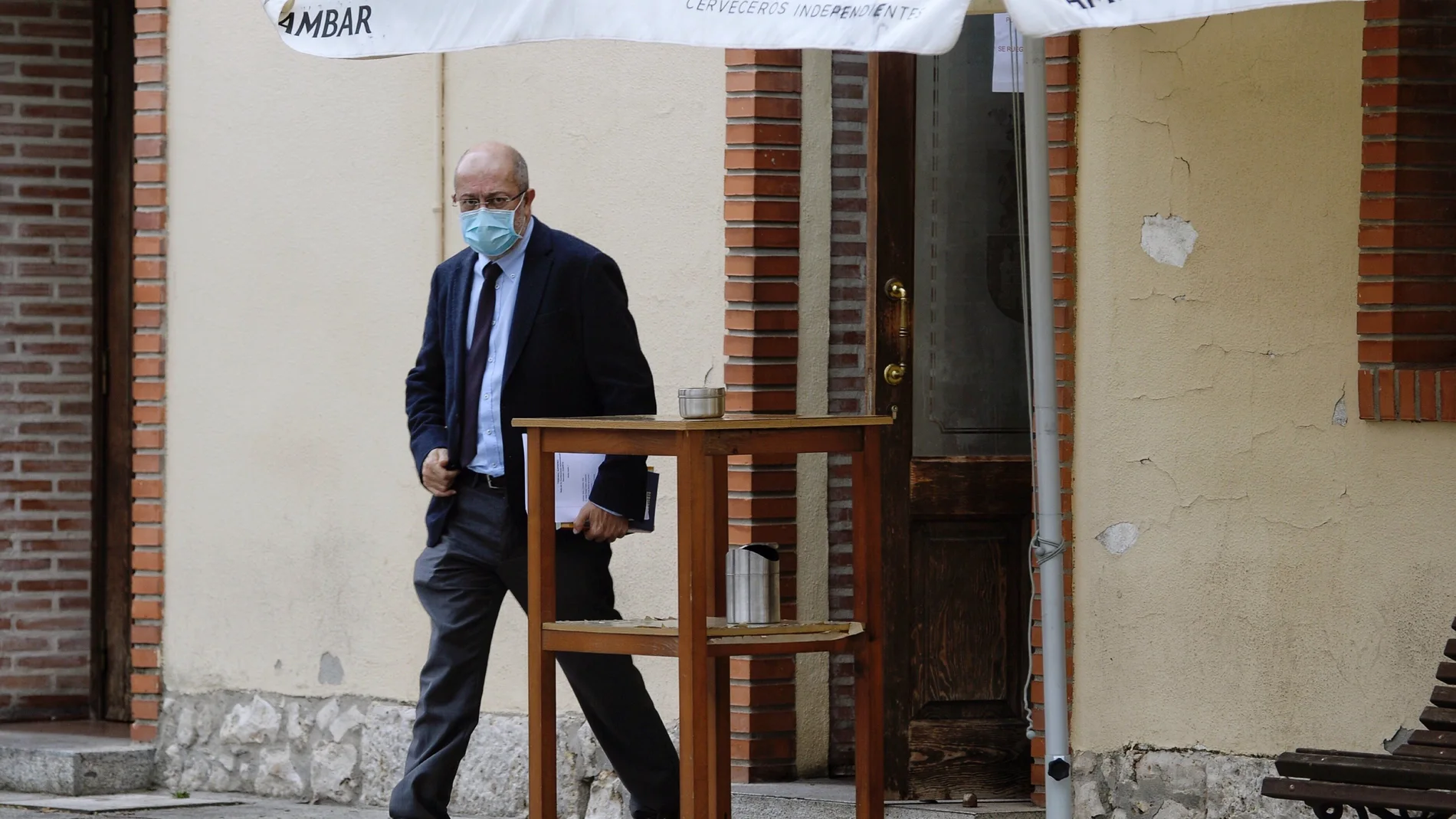 El vicepresidente de la Junta de Castilla y León, Francisco Igea, sale de la cafetería de la sede de Presidencia