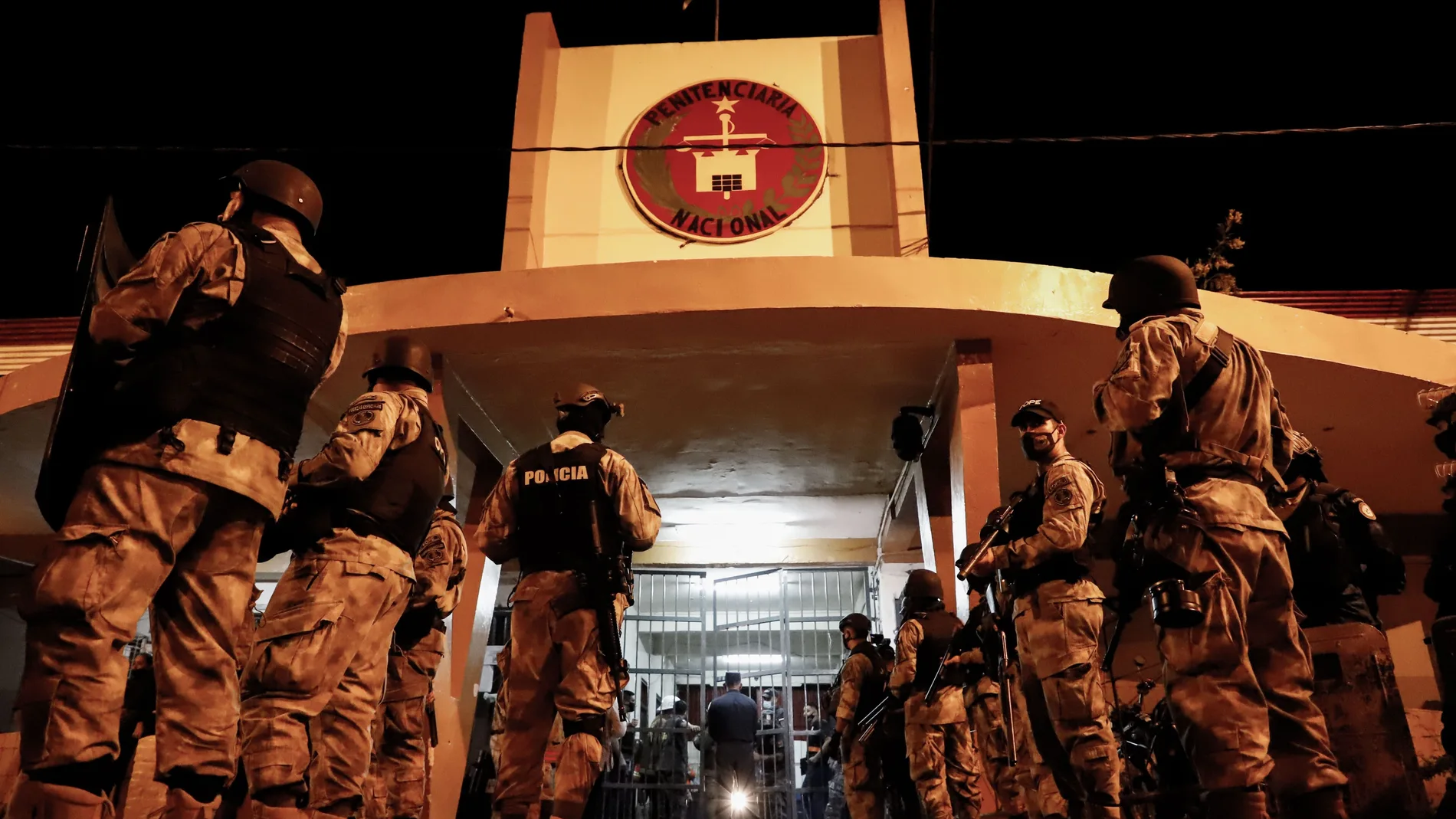 Miembros de la policía vigilan la cárcel de Tacumbú, en Paraguay, donde se organizó un motín
