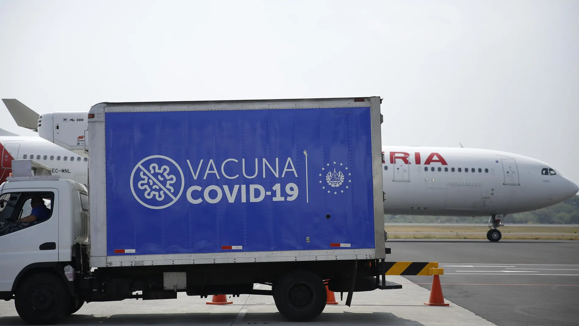 Imagen de archivo de un avión que transporta vacunas
