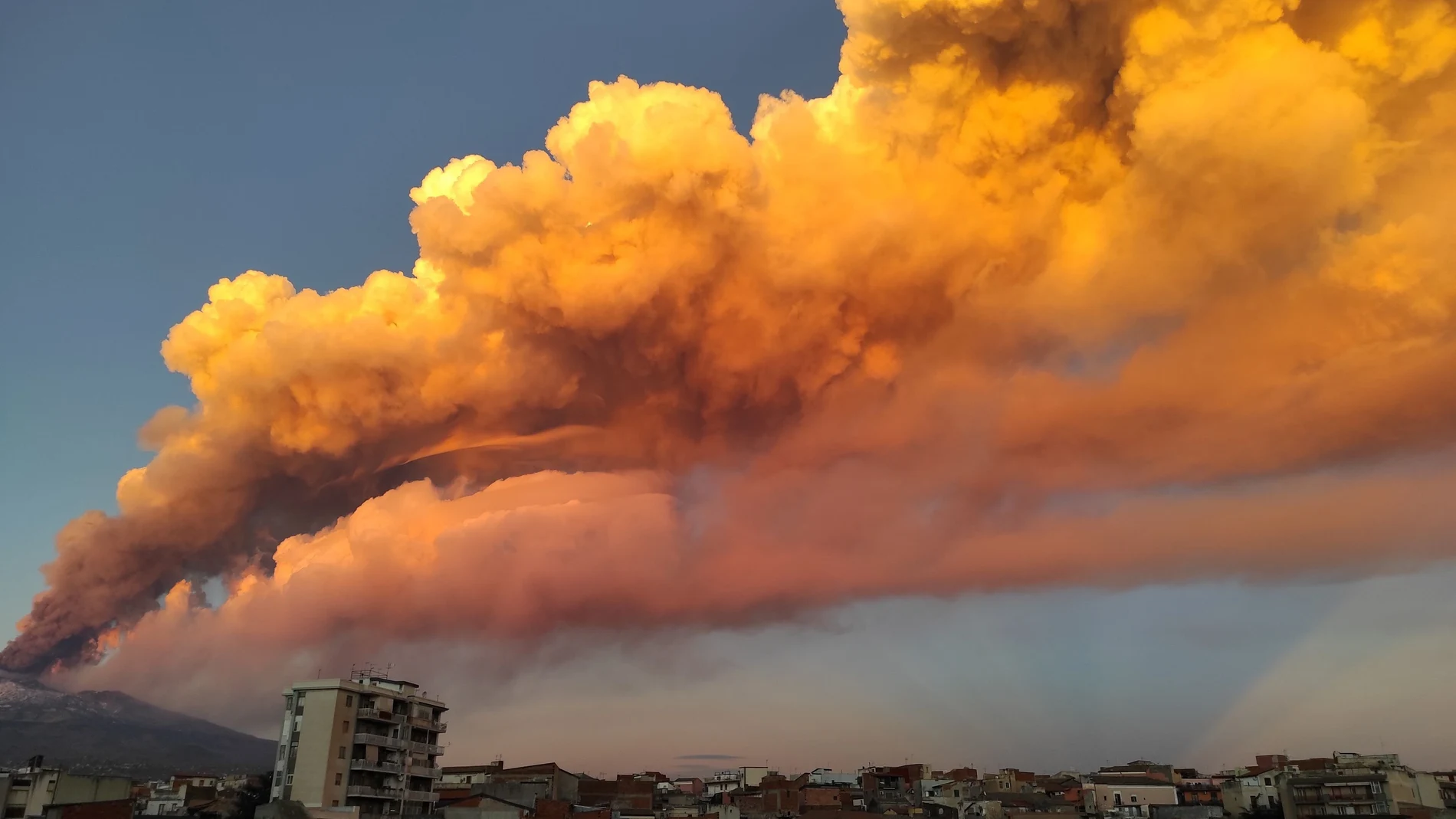 Una vista de la erupción del Monte Etna arrojando cenizas, vista desde Paterno