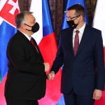 El primer ministro polaco, Mateusz Morawiecki, y su homólogo húngaro, Viktor Oban, in Krakow (Polonia) el pasado febrero