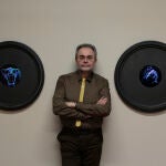 Jesús Martínez "Ostern" junto a dos de sus obras