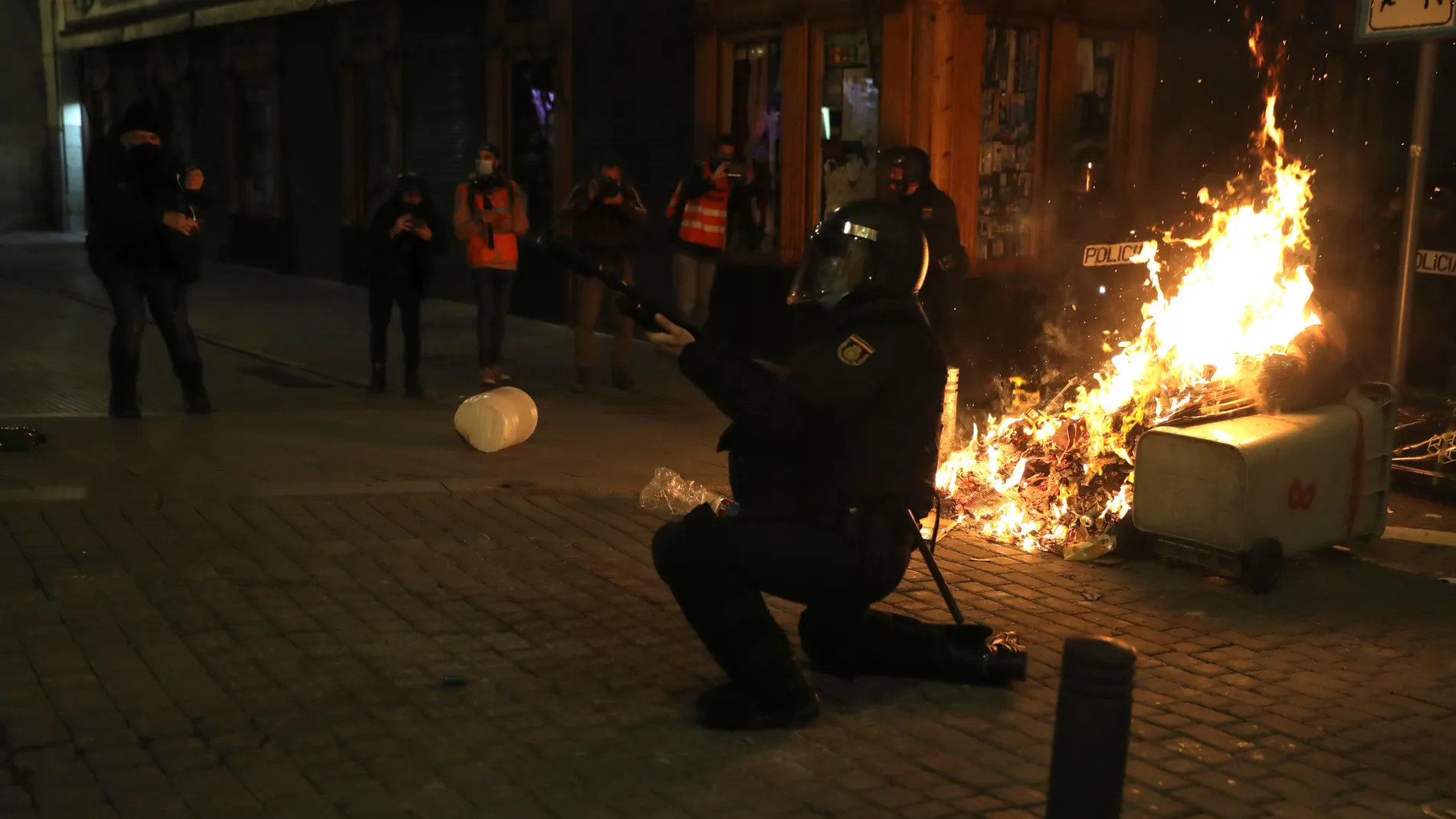 Agentes de la policía antidisturbios intervienen durante una manifestación por la detención del rapero Pablo Hasel en Madrid