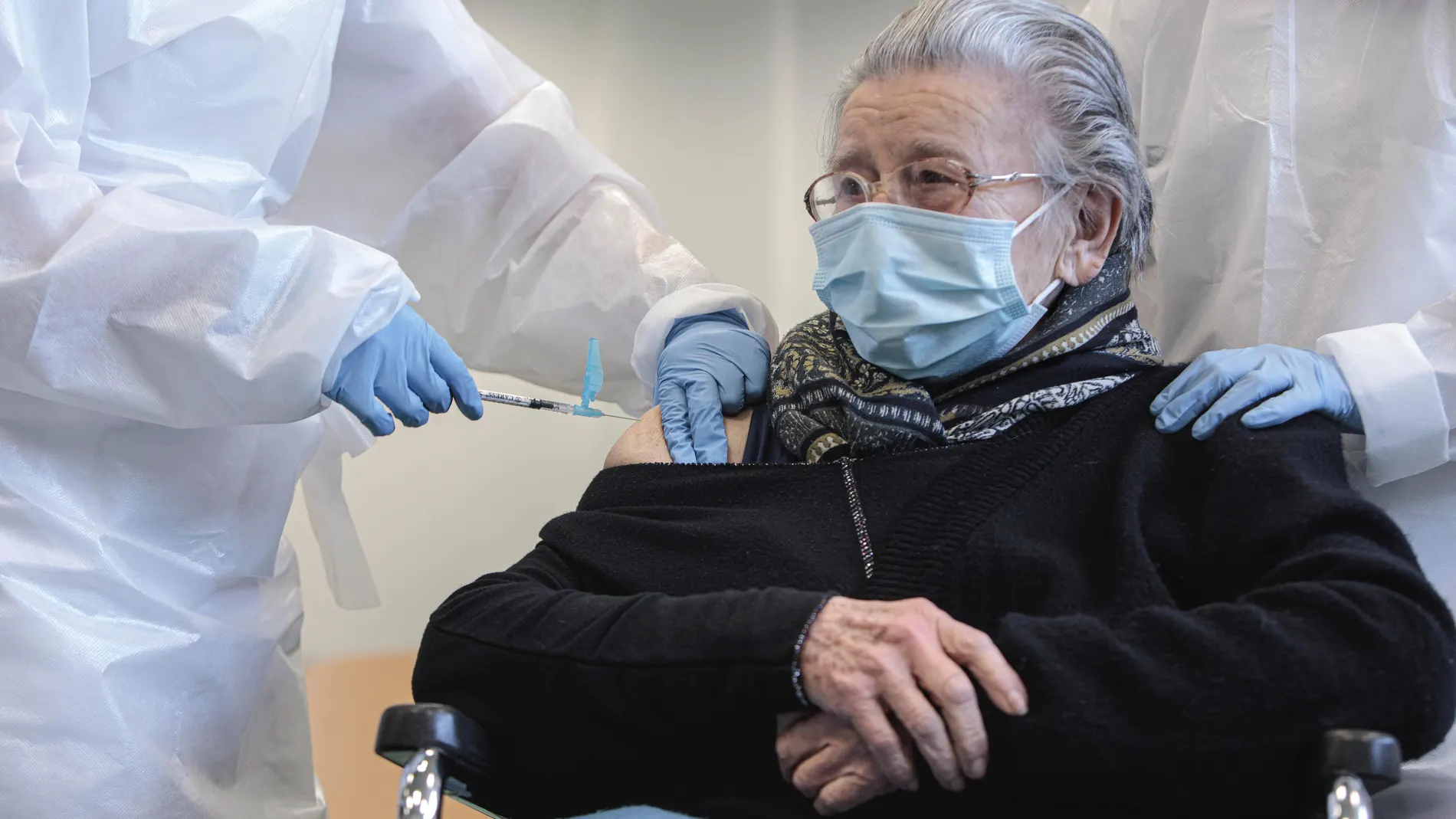 Una anciana recibe la primera dosis de la vacuna contra el coronavirus esta mañana durante el inicio de la campaña de vacunación en los centros de día de mayores municipales