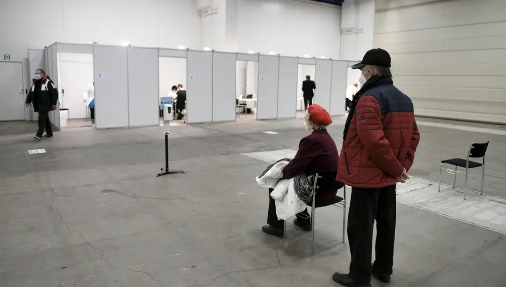 Un grupo de ancianos espera su turno para ser vacunados en el &quot;ifema&quot; finlandés, el Helsinki Fair Centre