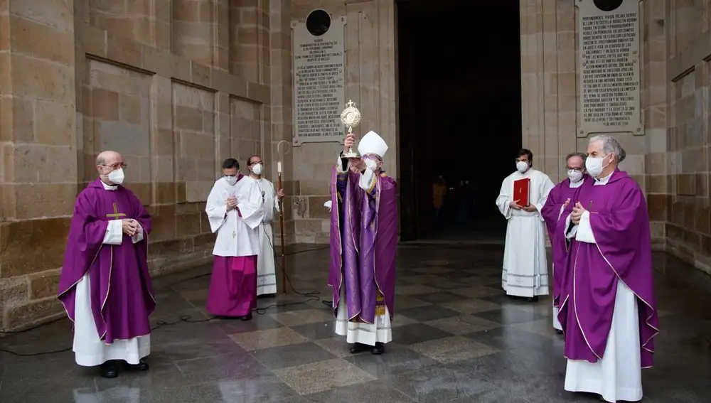 El obispo de Zamora, Fernando Varela, con la reliquia en sus manos durante la bendición en al atrio de la catedral