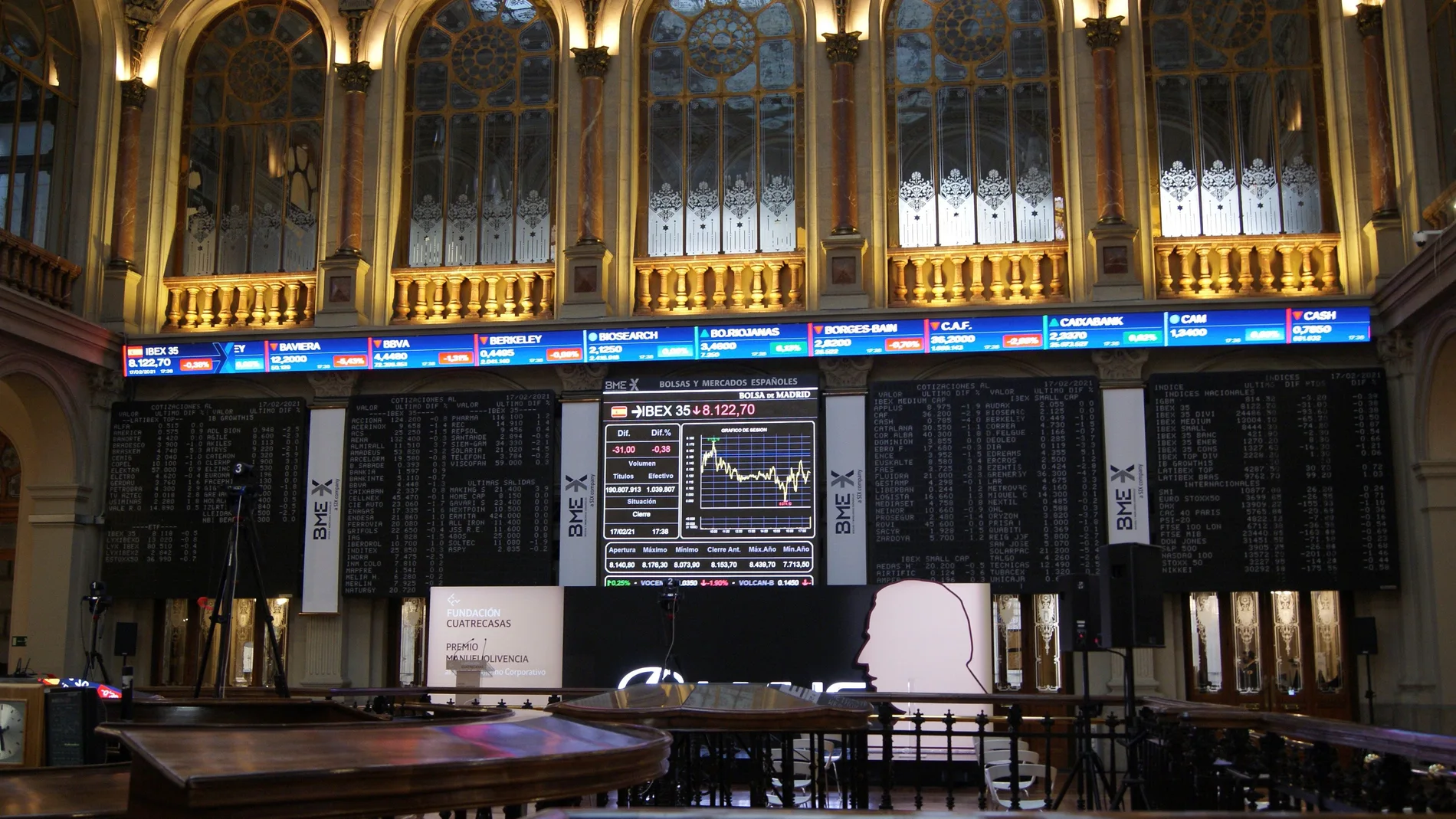 Una pantalla muestra información bursátil en el Palacio de la Bolsa en Madrid