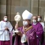 El obispo de Zamora, Fernando Varela, con la Cruz de Carne en el atrio de la catedral