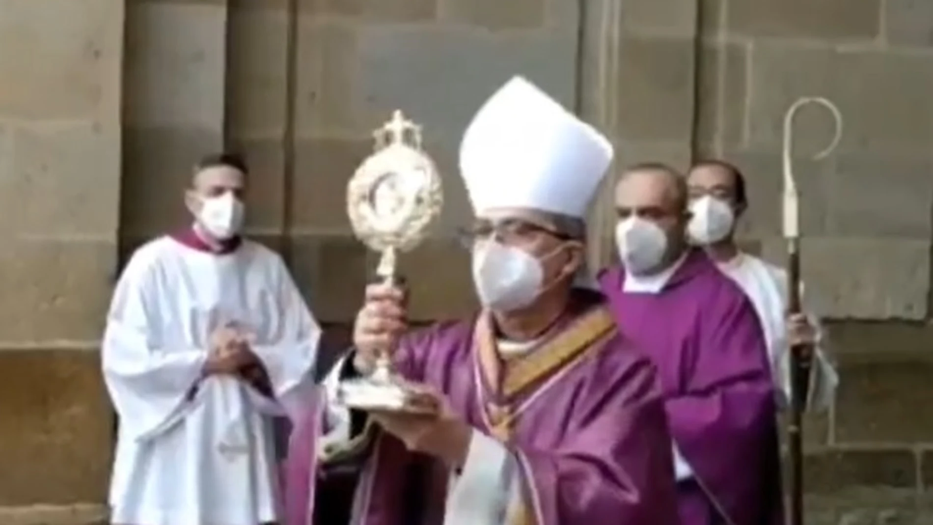 El obispo de Zamora, Fernando Varela, con la Cruz de Carne en el atrio de la catedral