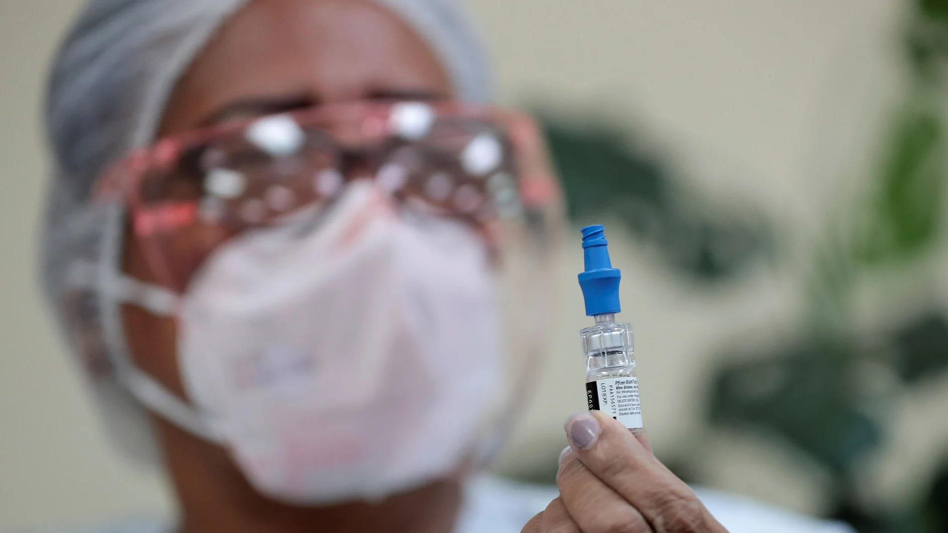 Una enfermera muestra una vial de la vacuna de Pfizer en Panama