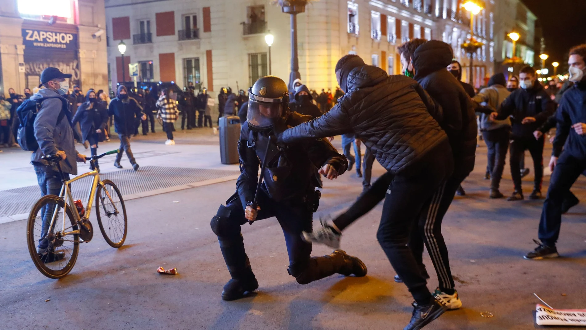 Policía agredido en los graves incidentes de la Puerta del Sol de Madrid.
