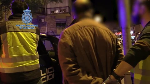 Imagen del detenido, custodiado por la Policía Nacional