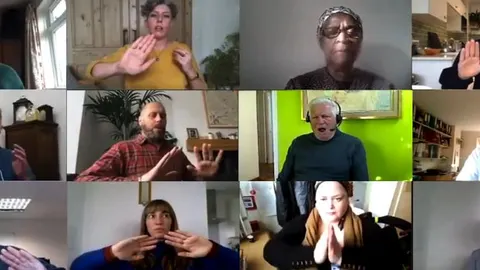 La entrenadora de canto Suzi Zumpe, arriba, la segunda por la izquierda, dirige un programa de rehabilitación para pacientes con Covid-19