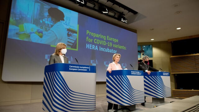 Stella Kyriakides, comisaria de Sanidad; Ursula von Der Leyen, presidenta, y el comisario de Mercado Interior, Thierry Breton, ayer