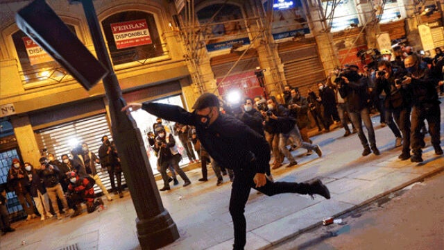 El acto de protesta, que no contaba con autorización de la Delegación del Gobierno, arrancó sobre las 19.00 horas en la Puerta del Sol.