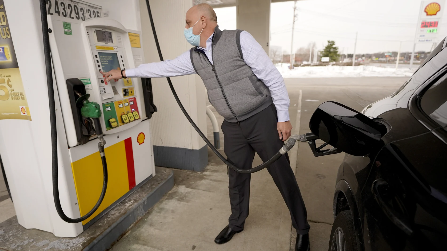 Un hombre reposta en una gasolinera