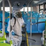 Operarios desinfectan un autobús