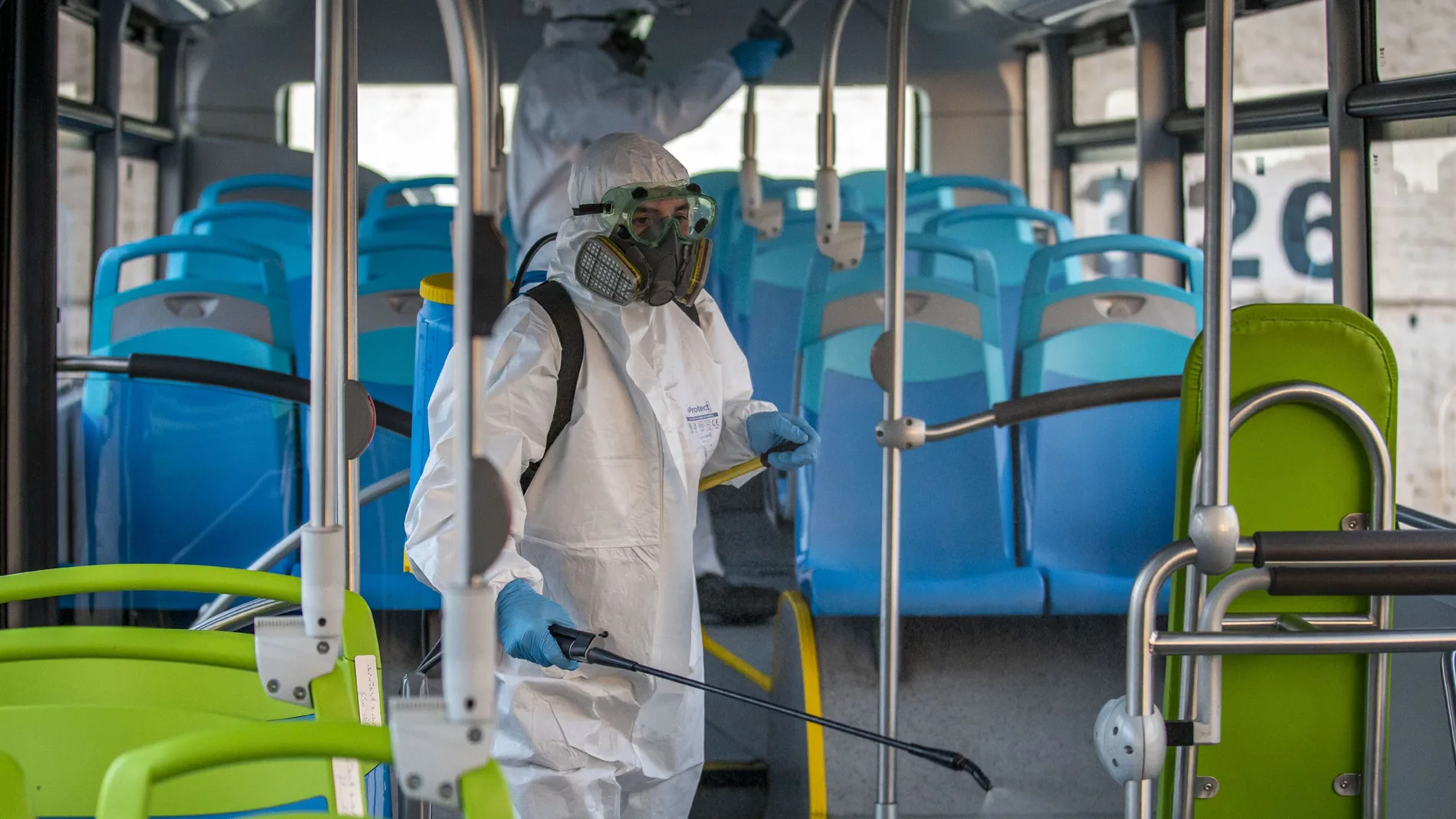 Operarios desinfectan un autobús