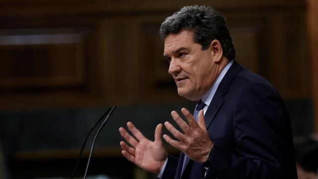El ministro de Inclusión, Seguridad Social y Migraciones, José Luis Escrivá, durante una intervención en el pleno del Congreso