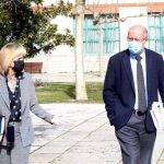 El vicepresidente Francisco Igea conversa con la consejera de Sanidad, Verónica Casado, antes de la rueda de prensa posterior al Consejo de Gobierno