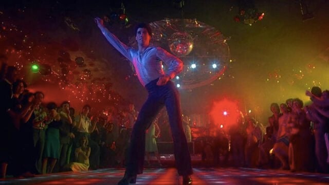 John Travolta en "Saturday night fever", bailando al ritmo de los Bee Gees