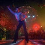 John Travolta en "Saturday night fever", bailando al ritmo de los Bee Gees
