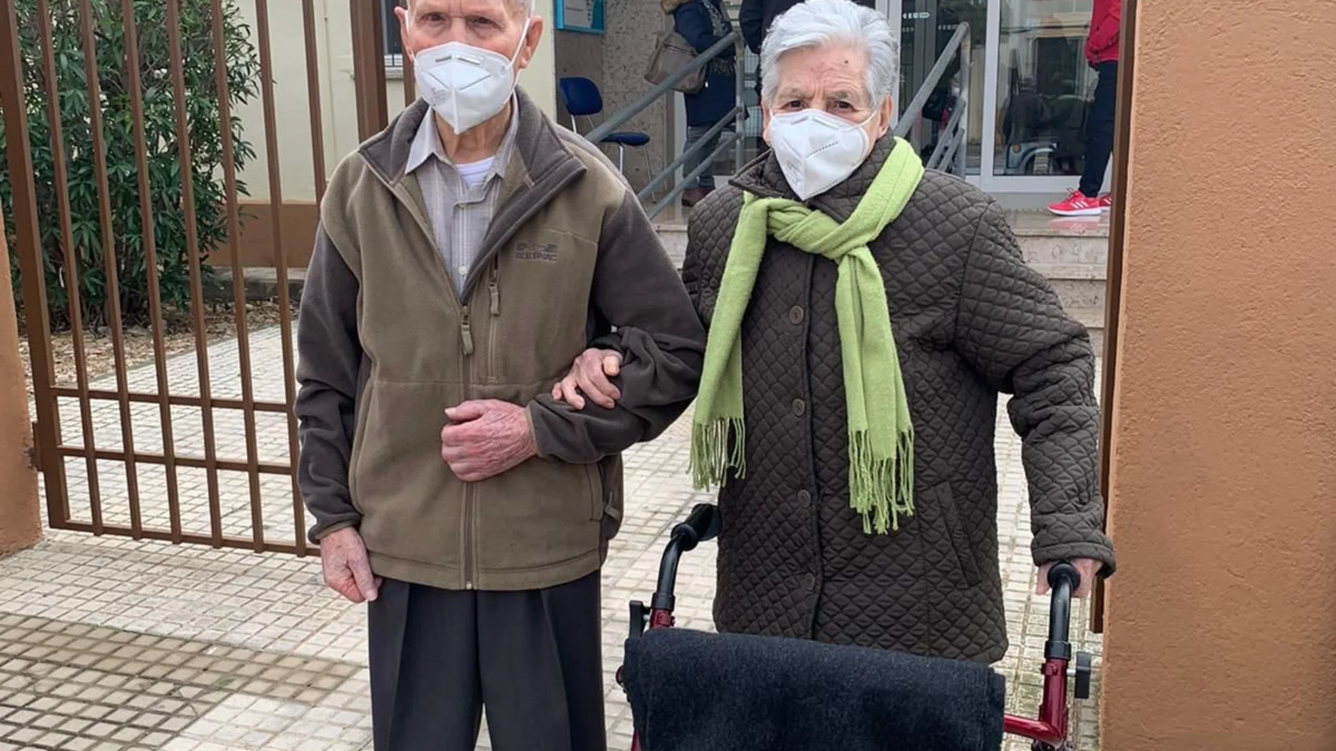 Raimundo Escuder, de 101 años y Ángeles Artiga, de 98 años, han recibido hoy la vacuna