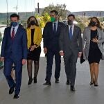 El presidente andaluz, Juanma Moreno (2d), junto a la consejera de Agricultura, Carmen Crespo (d), el presidente de la DiputaciónProvincial de Almería, Javier Aureliano Garcia (i), la delegada del gobierno andaluz, Maribel Sánchez (2i), y el alcalde la ciudad, Ramón Fernández -Pacheco al inicio de su visita a Unica Group, la mayor cooperativa hortícola de España y uno de los proyectos de integración más exitosos del mercado agroalimentario internacional. EFE / Carlos Barba