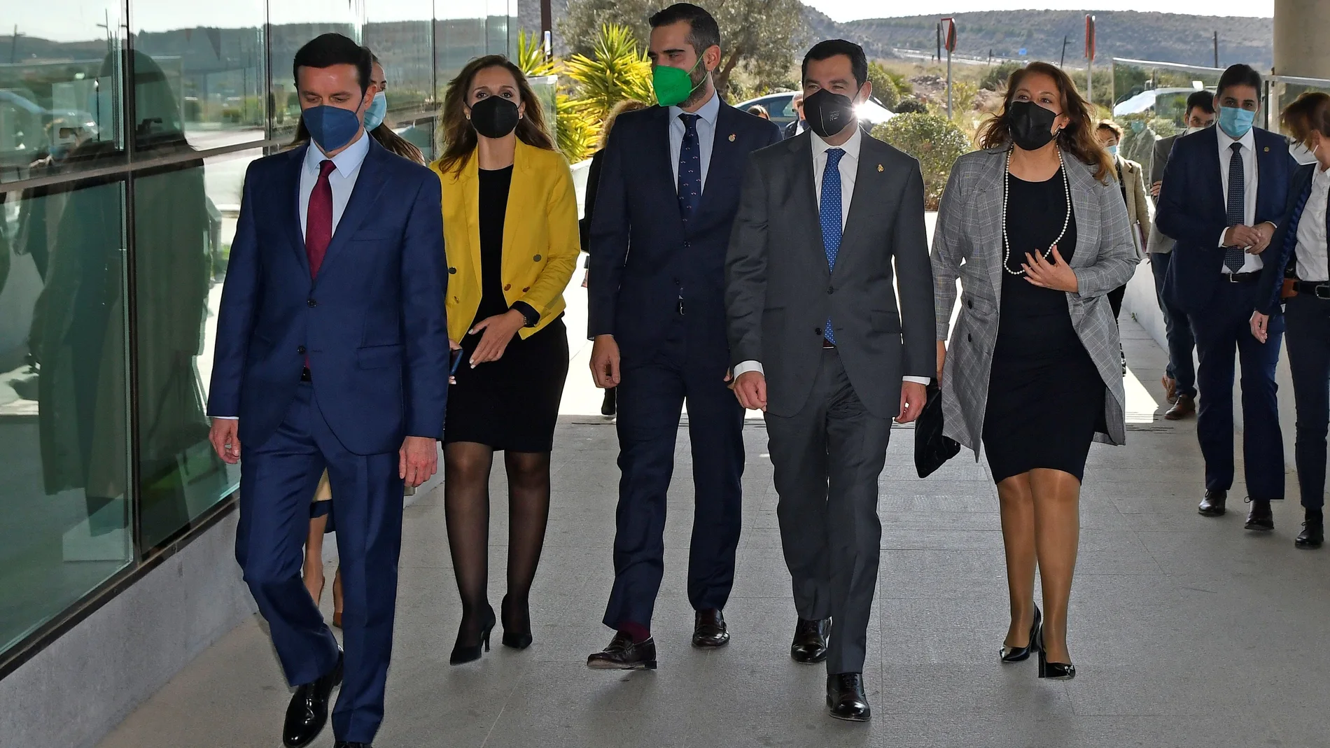 El presidente andaluz, Juanma Moreno (2d), junto a la consejera de Agricultura, Carmen Crespo (d), el presidente de la DiputaciónProvincial de Almería, Javier Aureliano Garcia (i), la delegada del gobierno andaluz, Maribel Sánchez (2i), y el alcalde la ciudad, Ramón Fernández -Pacheco al inicio de su visita a Unica Group, la mayor cooperativa hortícola de España y uno de los proyectos de integración más exitosos del mercado agroalimentario internacional. EFE / Carlos Barba